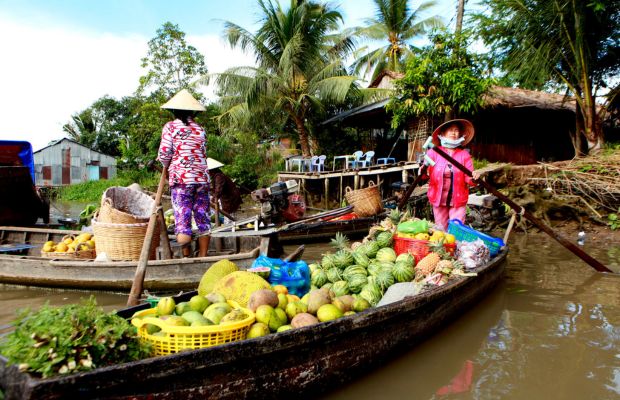 Fruit sellers at the Tra On Floating Market